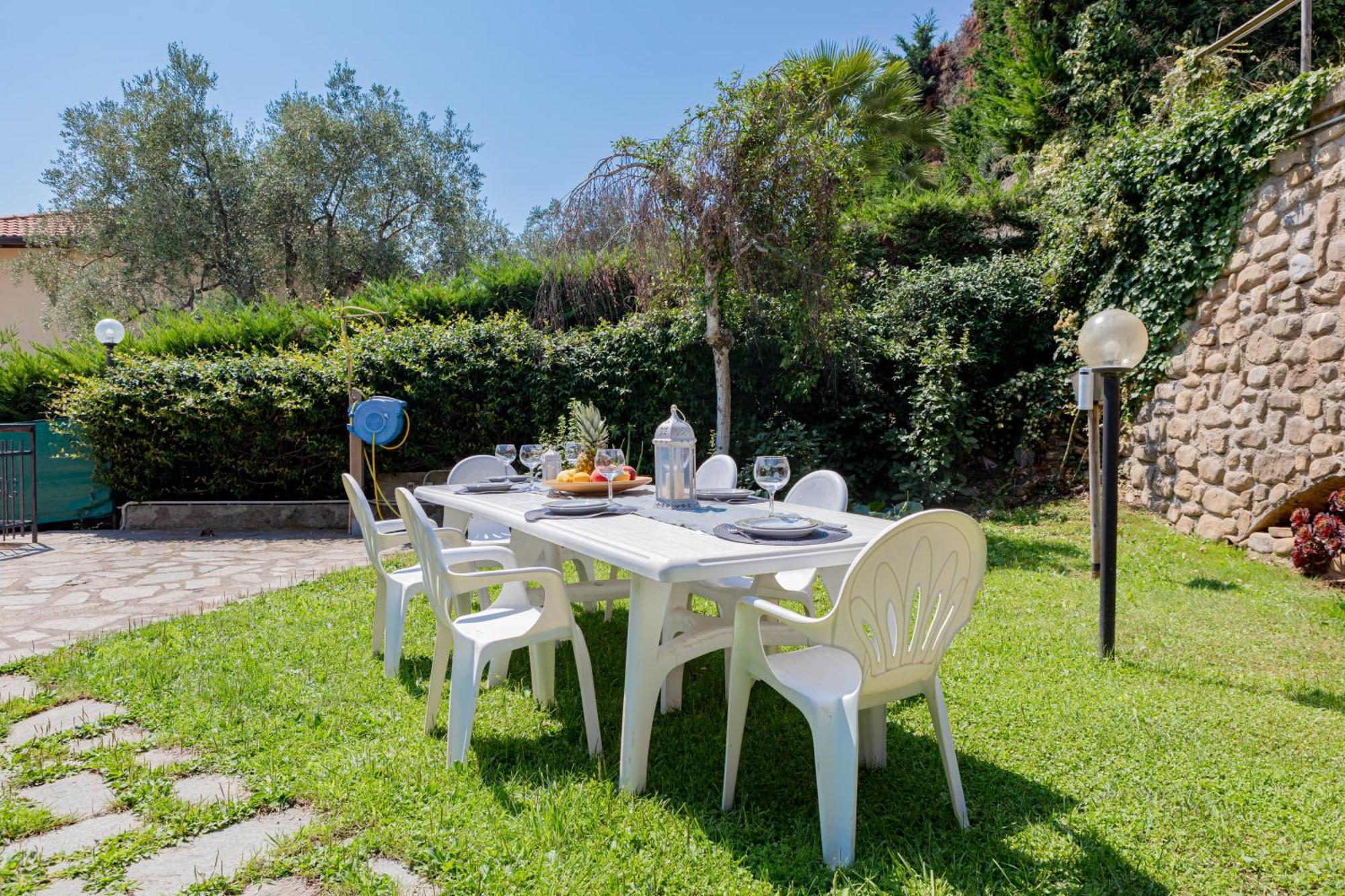 H11 Oasi Serena Parcheggio-Giardino Taggia Exterior foto